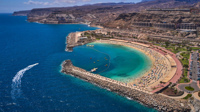 La Playa de Amadores: Relax y Aguas Turquesas